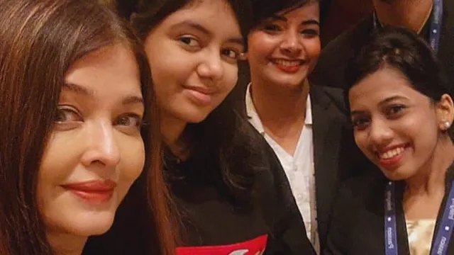 aishwarya-rai-and-aaradhya-bachchan-pose-in-viral-photo-with-airport-staff-after-returning-from-us-without-abhishek-bachchan